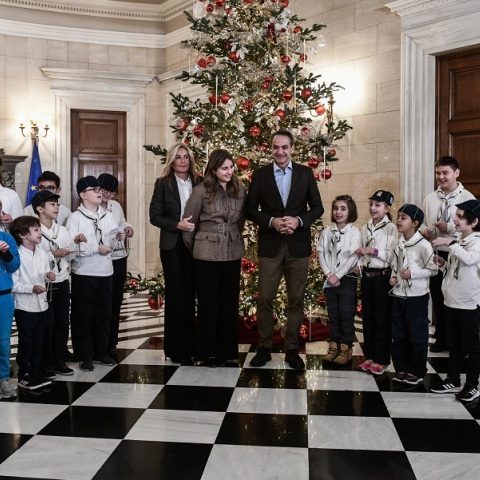 Χριστουγεννιάτικα κάλαντα από διάφορες περιοχές της χώρας άκουσε ο Κ. Μητσοτάκης