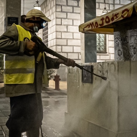 Μεγάλη επιχείρηση «αντιγκράφιτι» στο κέντρο της Αθήνας