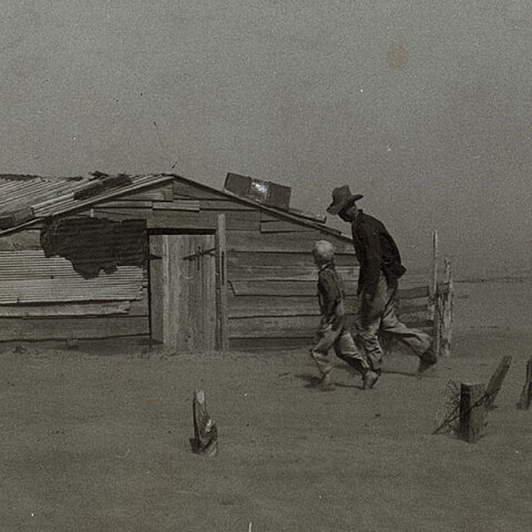 Αγρότης με τα παιδιά του εν μέσω αμμοθύελλας στο αγρόκτημά τους στην Οκλαχόμα των ΗΠΑ