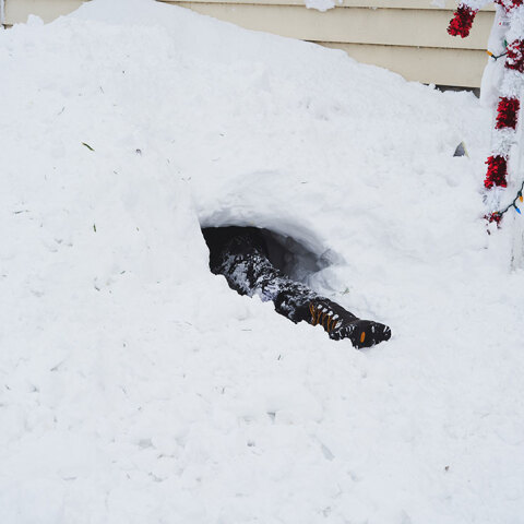 Κάτοικος στο Μπάφαλο ανοίγει τρύπα στα χιόνια, αναζητώντας πρόσβαση στο αυτοκίνητό του