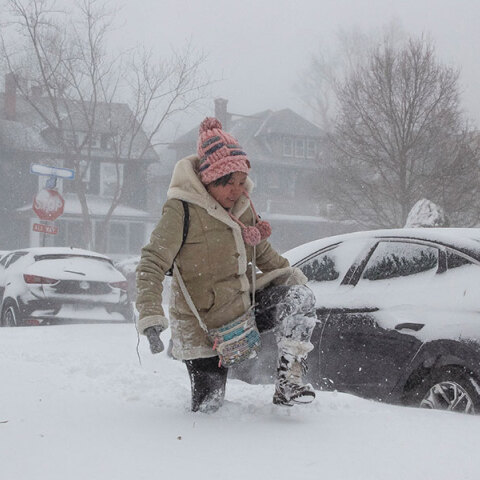 Κάτοικος στο Μπάφαλο των ΗΠΑ πασχίζει να διασχίσει χιονισμένο δρόμο της πόλης