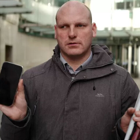 Ο τυφλός δημοσιογράφος του BBC που δέχτηκε την επίθεση από ληστή στο Λονδίνο