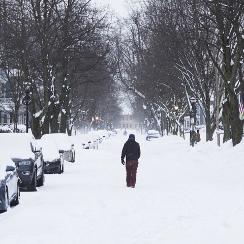 Χιονοθύελλα του αιώνα στις ΗΠΑ: Από σπίτι σε σπίτι, οι αστυνομικοί για την ασφάλεια των πολιτών