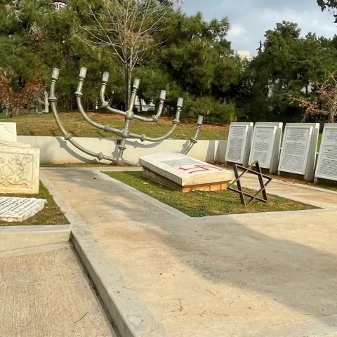 Θεσσαλονίκη: Βανδάλισαν το εβραϊκό μνημείο μέσα στο ΑΠΘ (φωτο)