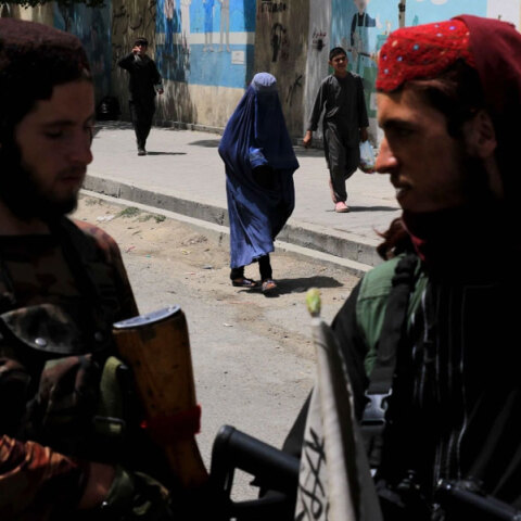 Οι Ταλιμπάν στο Αφγανιστάν απαγορεύουν στις γυναίκες να εργάζονται σε ΜΚΟ