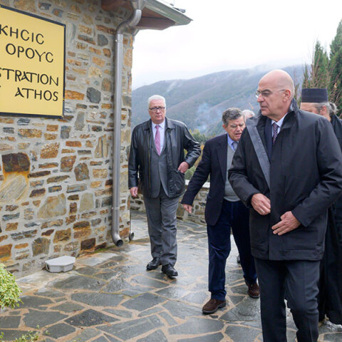 Ο Νίκος Δένδιας τραυματίστηκε στο Άγιο Όρος σε πτώση μετά από ορθοστατική υπόταση