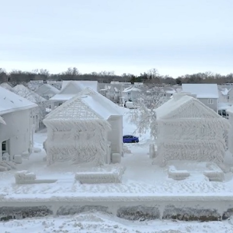 Καναδάς: Σπίτια έγιναν γλυπτά από πάγο μετά τη χιονοθύελλα