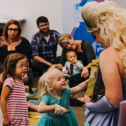 Drag Queens θα διαβάσουν παραμύθια σε παιδιά στη Θεσσαλονίκη