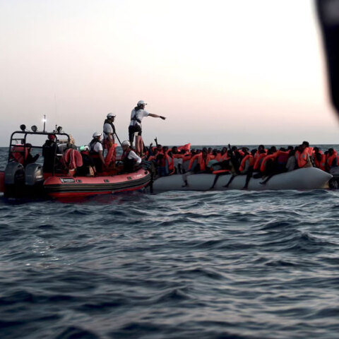 Μέλη ΜΚΟ σώζουν μετανάστες στη Μεσόγειο