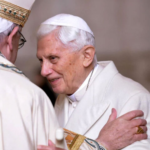 Ο Πάπας Βενέδικτος μετά την παραίτησή του έγινε «επίτιμος» Ποντίφικας και είχε στενή σχέση με τον Πάπα Φραγκίσκο