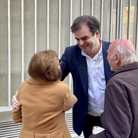 Ο Κυριάκος Πιερρακάκης με κατοίκους στον Άγιο Παύλο της Αθήνας παραμονή Πρωτοχρονιάς