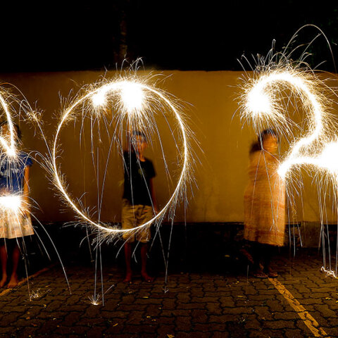 Νεαρός στην πρωτεύουσα της Σρι Λάνκα Κολόμπο σχηματίζει το 2023 με βεγγαλικό κατά τη διάρκεια του εορτασμού της Πρωτοχρονιάς 2023