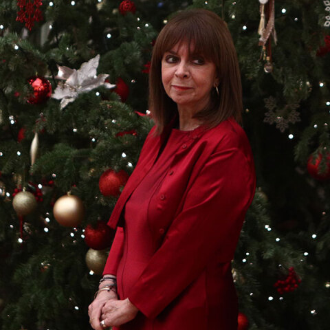 Η Κατερίνα Σακελλαροπούλου άκουσε τα κάλαντα της Πρωτοχρονιάς στο Προεδρικό Μέγαρο