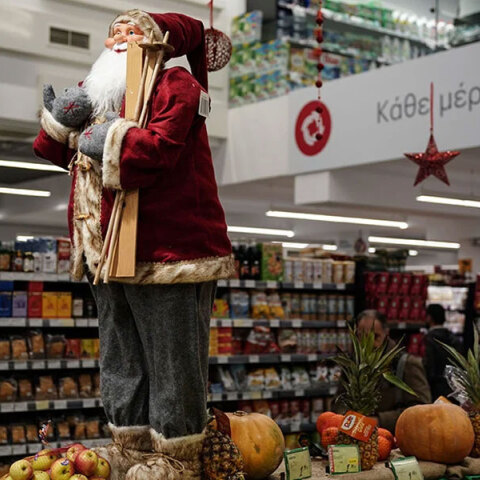 Παραμονή πρωτοχρονιάς σήμερα με τα σούπερ μάρκετ να κλείνουν στις 20:00