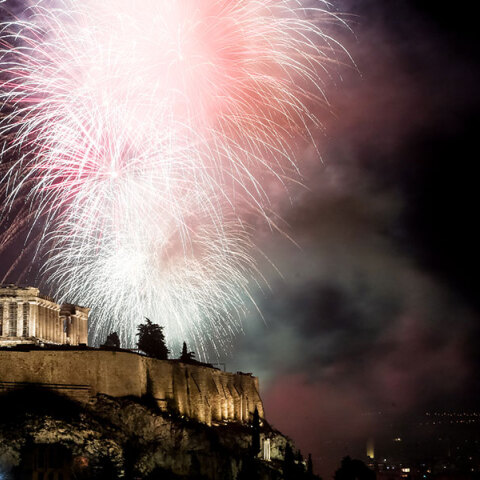 Πρωτοχρονιά 2023 και πυροτεχνήματα στον νυχτερινό ουρανό με φόντο την Ακρόπολη