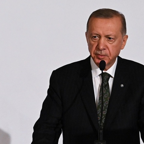 Politico για Ερντογάν: Θέλει να γαντζωθεί στην εξουσία σχεδιάζοντας πολέμους 