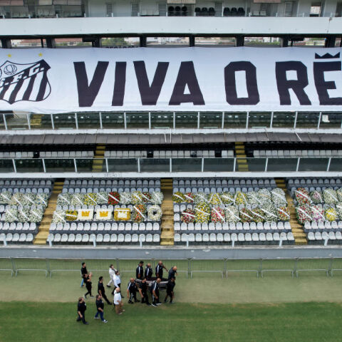 Η σορός του τοποθετήθηκε σε ειδική πλατφόρμα στο κέντρο του γηπέδου