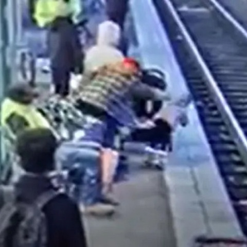 ΗΠΑ: Συνελήφθη γυναίκα που έσπρωξε κοριτσάκι στις γραμμές τρένου