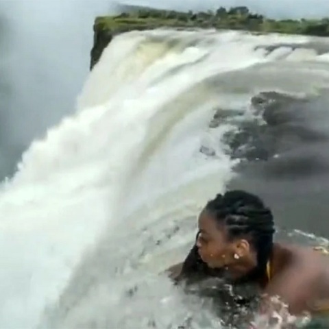 Viral η γυναίκα που ποζάρει στους καταρράκτες της Βικτώρια ύψους 109 μέτρων