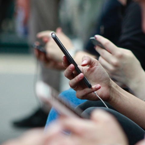 Social media και εξωτερική εμφάνιση: Πώς επηρεάζουν τους νέους