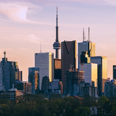 Ο Καναδάς απαγόρευσε στους ξένους να αγοράζουν ακίνητα στις πόλεις