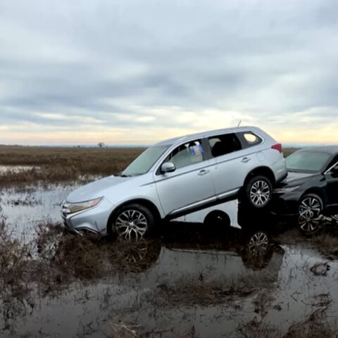 Θυελλώδεις άνεμοι στην Καλιφόρνια πέταξαν το ένα αυτοκίνητο πάνω στο άλλο