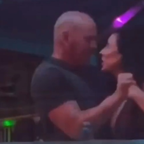 Ο Ντάνα Γουάιτ χαστουκίζει τη σύζυγό του πάρτι την Πρωτοχρονιά (βίντεο)