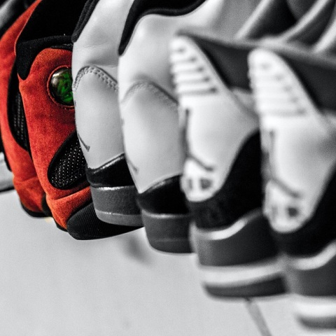 Bρετανία: Τα sneakers βγάζουν εκτός αγοράς το βερνίκι παπουτσιών 