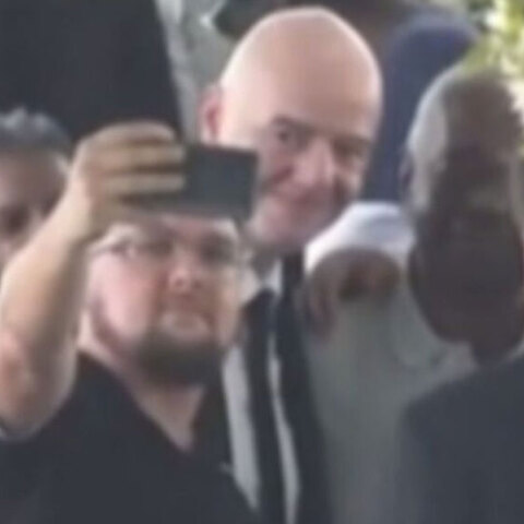 Ο χαμογελαστός Ινφαντίνο βγάζει selfie με φόντο το φέρετρο του Πελέ