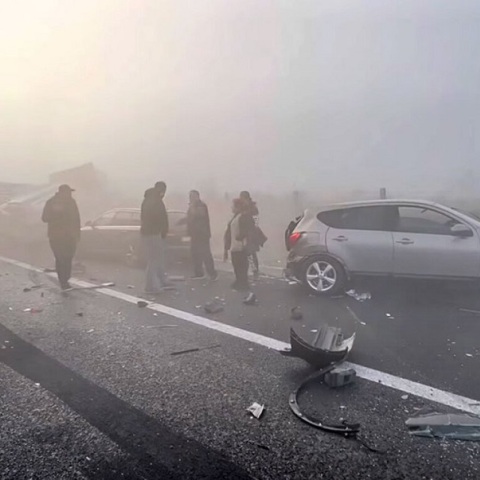 Καραμπόλα με 10 αυτοκίνητα και φορτηγά στην Εθνική (βίντεο)