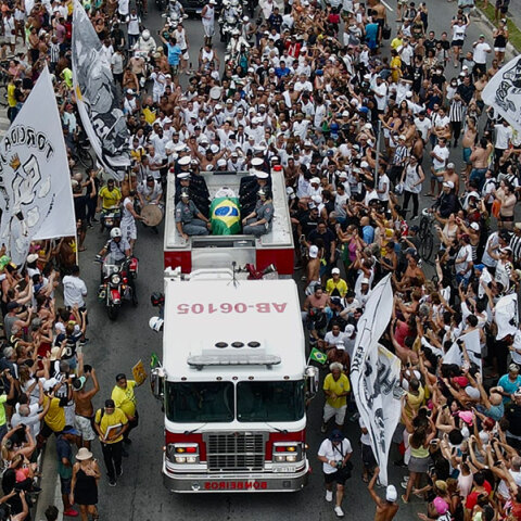 Η πομπή που μεταφέρει το φέρετρο του Πελέ στο νεκροταφείο του Σάο Πάολο για την κηδεία