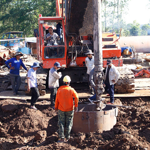 Διασώστες στο Βιετνάμ προσπαθούν να απεγκλωβίσουν τον 10χρονο