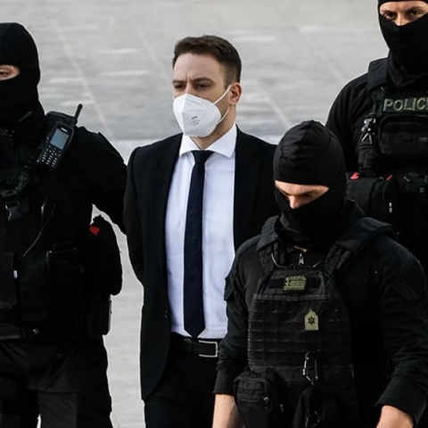 Ο πατέρας της Καρολάιν εμπλέκει τον Μπάμπη Αναγνωστόπουλο σε  συμμορία ναρκωτικών