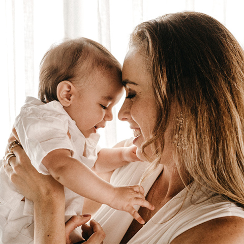 Μητέρα αγκαλιά με το παιδί της