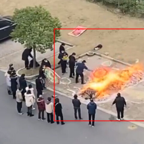 Στη μέση του δρόμου καίνε στην Κίνα τους νεκρούς από κορωνοϊό