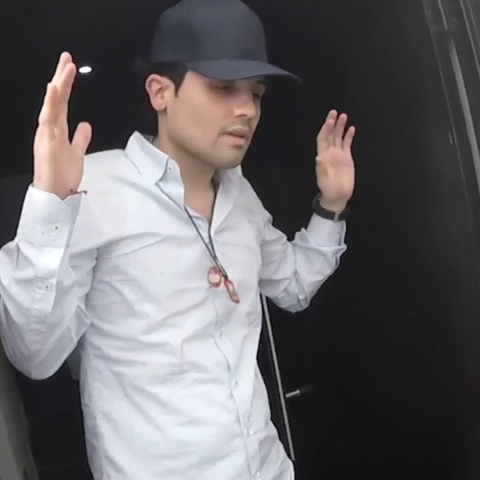 Μεξικό (2): Ένα αεροπλάνο χτυπήθηκε από πυρά στην πόλη Κουλιακάν όπου ξέσπασαν ταραχές μετά τη σύλληψη του Οβίδιο Γκουσμάν	