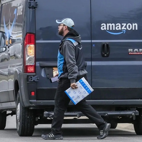 Η Amazon επιβεβαιώνει ότι προχωρά σε 18.000 απολύσεις