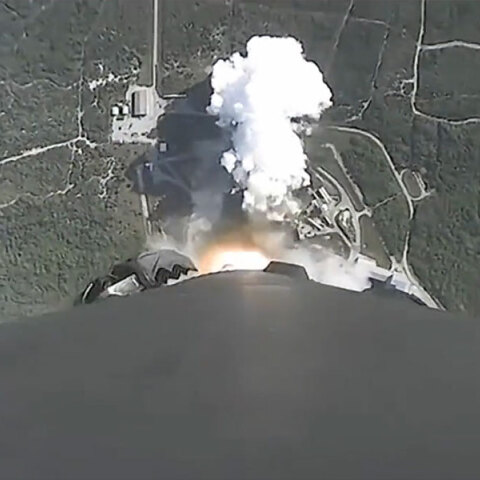 Ο πύραυλος Falcon 9 της Space X έχει εκτοξευτεί από τη Γη και κατευθύνεται στο Διάστημα