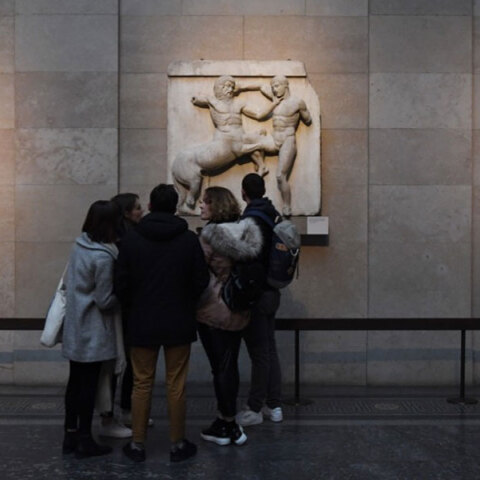 Φοιτητές μπροστά στα Γλυπτά του Παρθενώνα στο Βρετανικό Μουσείο