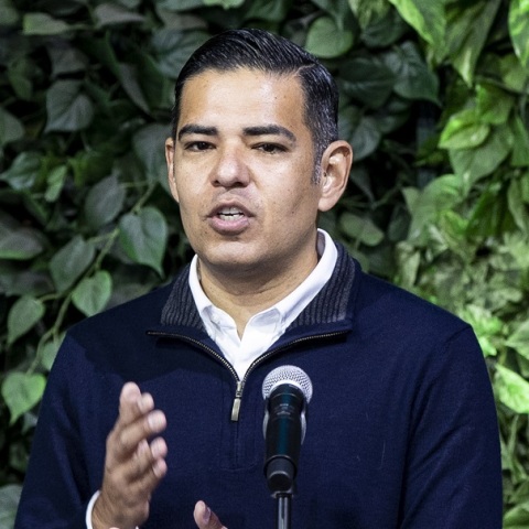 ΗΠΑ: Γιατί ο βουλευτής Ρόμπερτ Γκαρσία θα ορκιστεί με κόμικ του Σούπερμαν