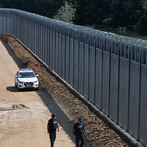 Αστυνομικοί περιπολούν κατά μήκος του φράχτη στον Έβρο