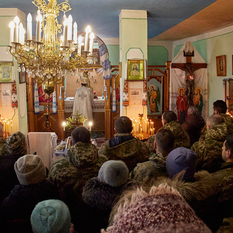 Ουκρανοί γιορτάζουν τα Χριστούγεννα υπό τους ήχους βομβαρδισμών