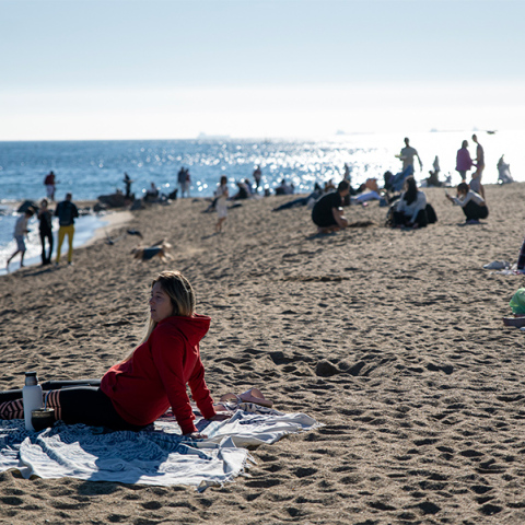 Πολίτες στη Βαρκελώνη απολαμβάνουν τον ήλιο και τη ζέστη στην καρδιά του χειμώνα