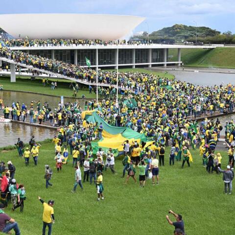 Οπαδοί του Μπολσονάρο εισέβαλαν στο Κογκρέσο της Βραζιλίας