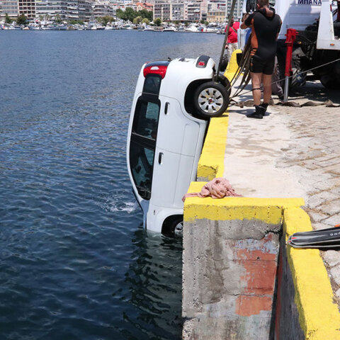 Πτώση αυτοκινήτου σε λιμάνι
