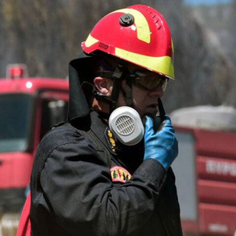Άνδρας της ΕΜΑΚ σε επιχείρηση διάσωσης