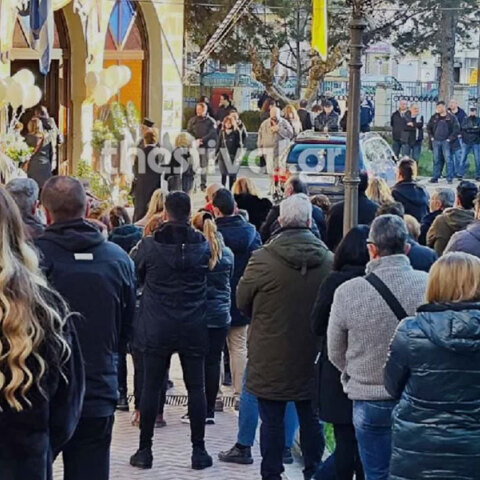 Σε βαρύ κλίμα η κηδεία του 6χρονου Θωμά στα Γρεβενά