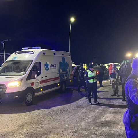 Ασθενοφόρο έξω από ξενοδοχείο στην Τουρκία όπου κατέρρευσε η οροφή