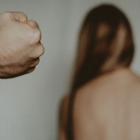 33χρονος εξέδιδε με τη βία 23χρονη στα Εξάρχεια