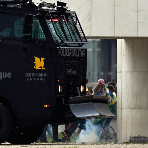 Θωρακισμένο όχημα της Αστυνομίας έξω από το Κογκρέσο της Βραζιλίας